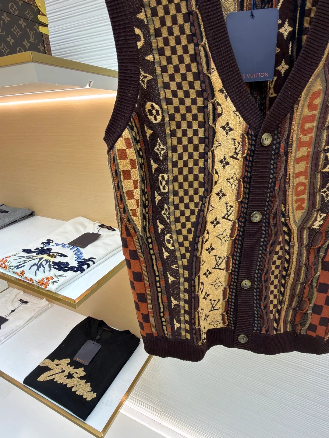 LOUIS VUITTON x Nigo jacquard knitted cardigan vest ●Original version: 13900 purchase and development ●Item number: 1681549-B45 ●Fabric: cotton fabric ●Technology: jacquard knitting ●Color: brown ●Version: fitted version ●Weight: about 330 grams ●Size: S-M-L-XL ●Description: This LOUIS VUITTON x Nigo FW25 This jacquard-knit cardigan vest has a loose fit for comfort and freedom of movement. The fabric is made of high-quality wool blend, with a soft and delicate feel, excellent warmth retention and breathability. The jacquard workmanship of the body is exquisite, with clear patterns and bright colors. It has remained firm and will not fall off after repeated washing tests. The neckline adopts a classic V-neck design, which fits the neck line and fastens tightly. The stitching on the body is even and neat, about 12 stitches per inch, ensuring a solid structure and not easily deformed. The cuffs and hem are ribbed to fit the body better while maintaining good warmth. The overall craftsmanship is exquisite and the details are well handled, reflecting the brand's strict control of quality. The combination of jacquard technology and wool blended material not only ensures the richness of the visual effect, but also enhances the overall texture and high-end sense. The overall wiring is straight and delicate, the fabric is comfortable and soft, and the color is consistent without color difference. It can be matched with the same style to create a fashionable look and control various occasions. Customized accessories, complete with three standards, same style for men and women!
